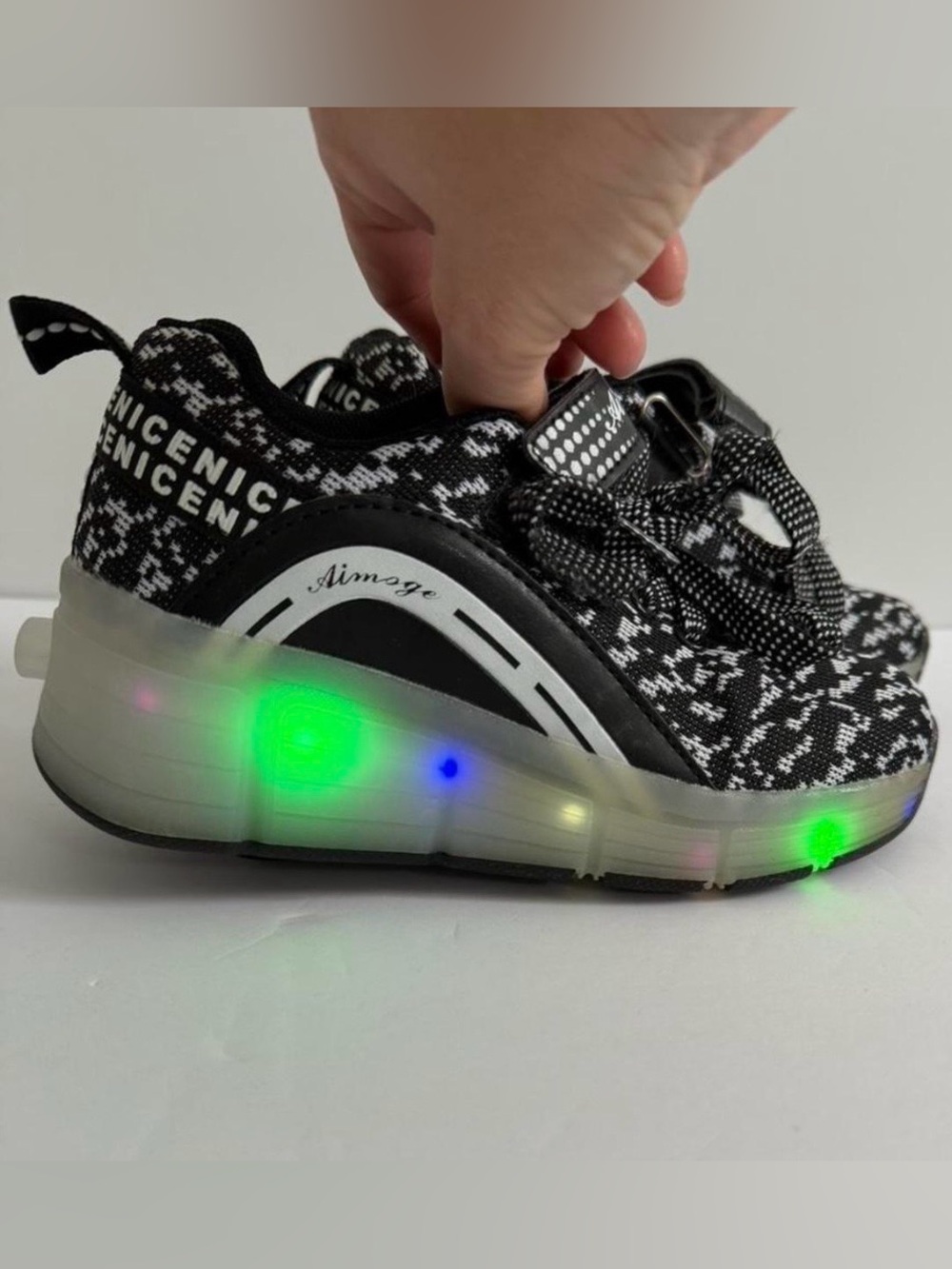 Aimoge Kids Light-Up roller skate  Sneakers - Black/White shoes
